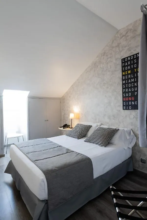 ***  Aparthotel Atenea Calabria Barselona İspanya
